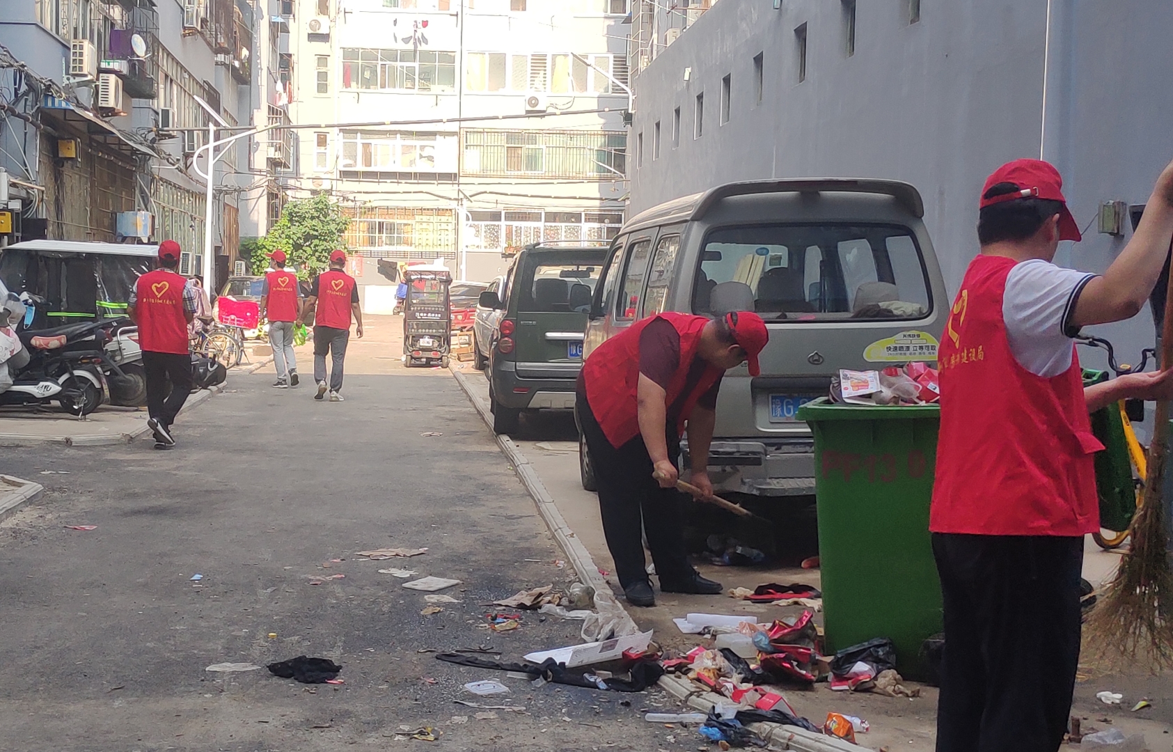 局机关组织志愿者到姜圪垱社区开展清洁消杀等帮扶工作